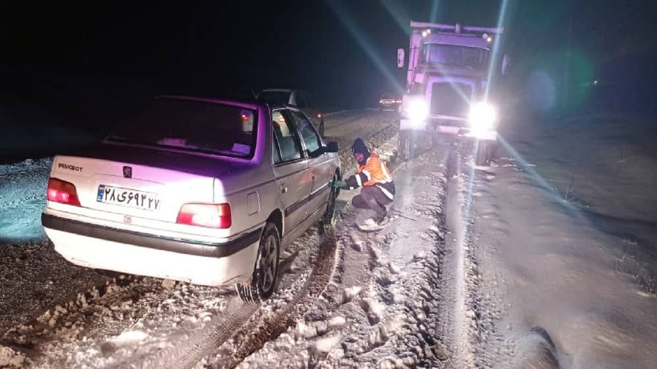 نجات بیش از ۲۰۰ خودرو از برف و کولاک در اشنویه