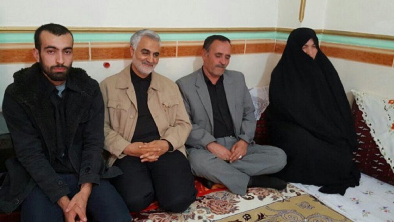 رفتار محبت‌آمیز حاج قاسم در منزل خانواده شهید مدافع حرم