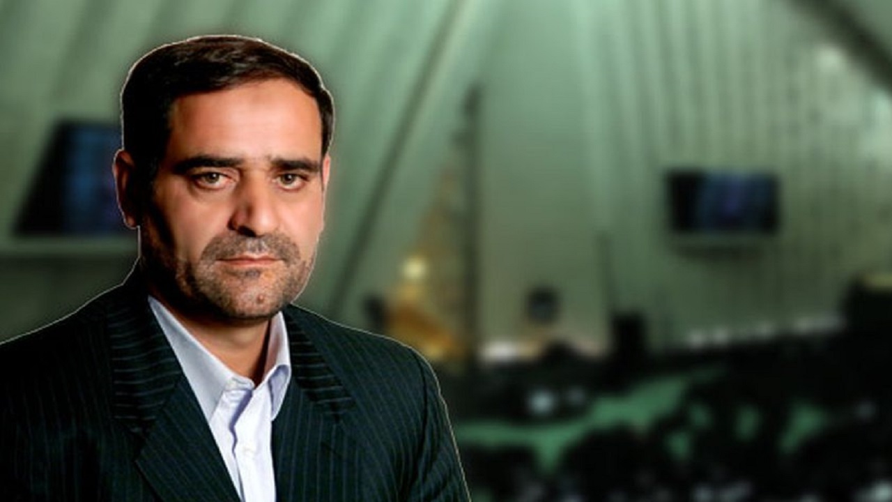 وزیر علوم خلاف قانون دانشگاه‌ها را منحل یا ادغام می‌کند