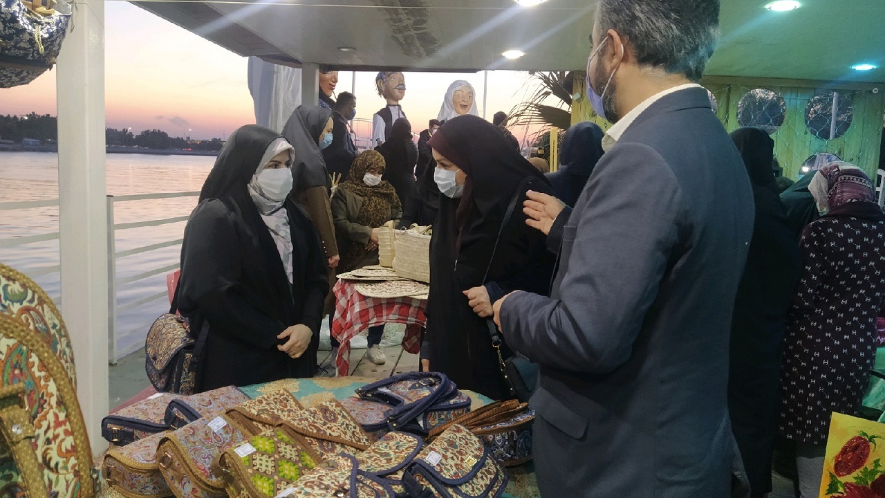 بازدید از نمایشگاه صنایع دستی روی آب خرمشهر