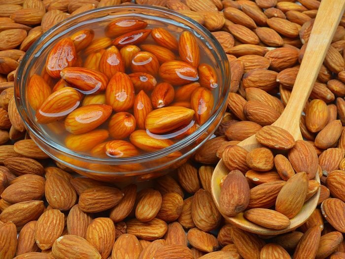از جلوگیری از بیماری&zwnj;های قلبی تا تنظیم قند خون؛ خواص بی نظیر بادام خیسانده شده برای بدن