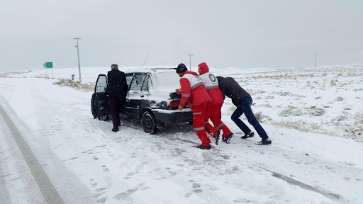 امداد رسانی هلال احمر به ۸۰ گرفتار در برف
