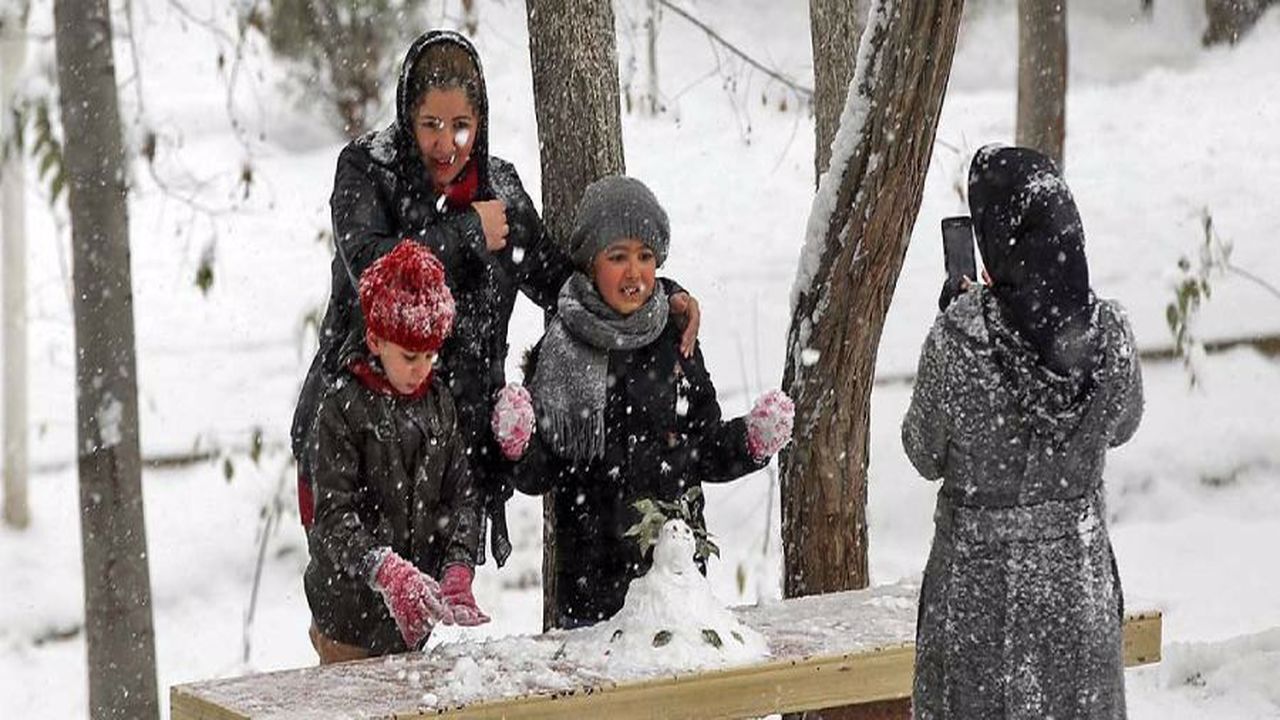 هجوم مردم برای برف بازی، جاده زیارت گرگان را مسدود کرد