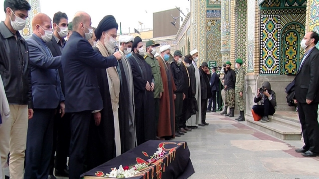 پیکر مادر شهیدان کارکوب زاده در گلزار شهدای قم آرام گرفت