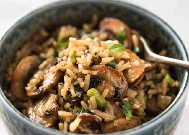 طرز تهیه قارچ پلو خوشمزه به ۳ روش؛ قارچ پلو با گوشت، مرغ و بدون گوشت