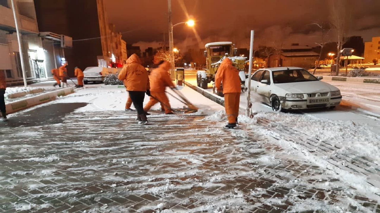 خیابان‌های اصلی شهر اردبیل برف روبی شدند