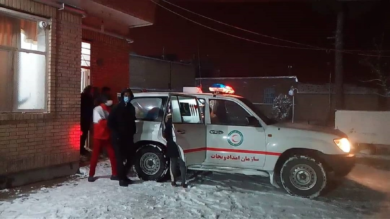 نجات جان مادر باردار گرفتار در برف کوهسرخ