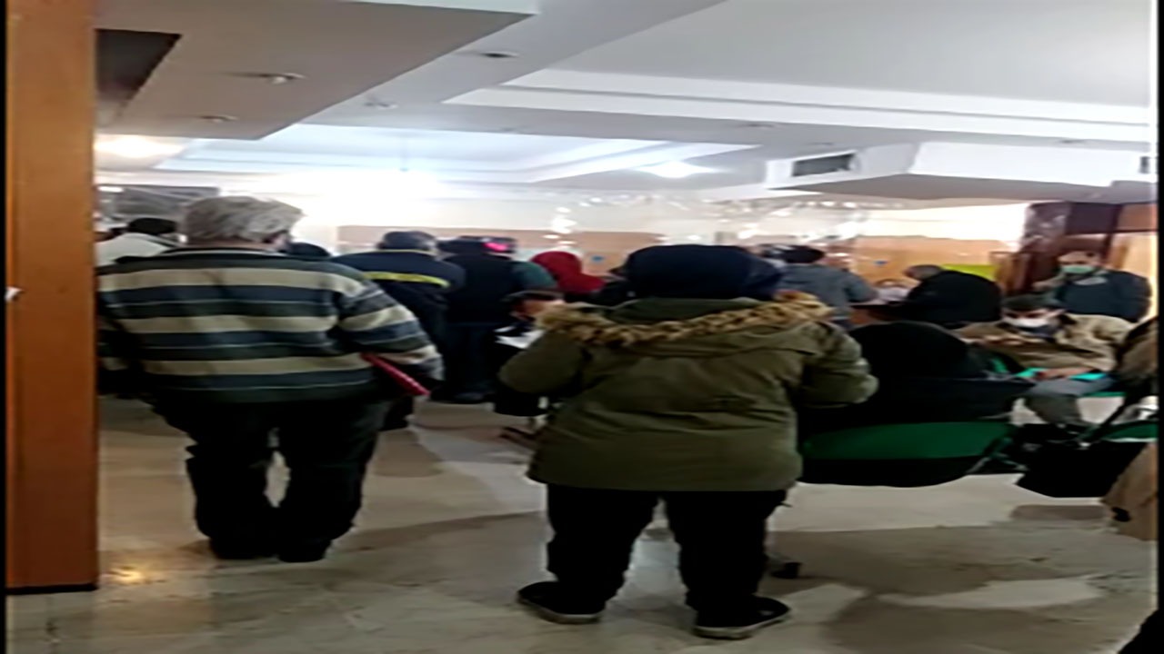 ازدحام جمعیت در بیمه تامین اجتماعی محله تهرانپارس + فیلم