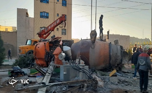 برخورد مرگبار کامیون با تیر چراغ برق در قم