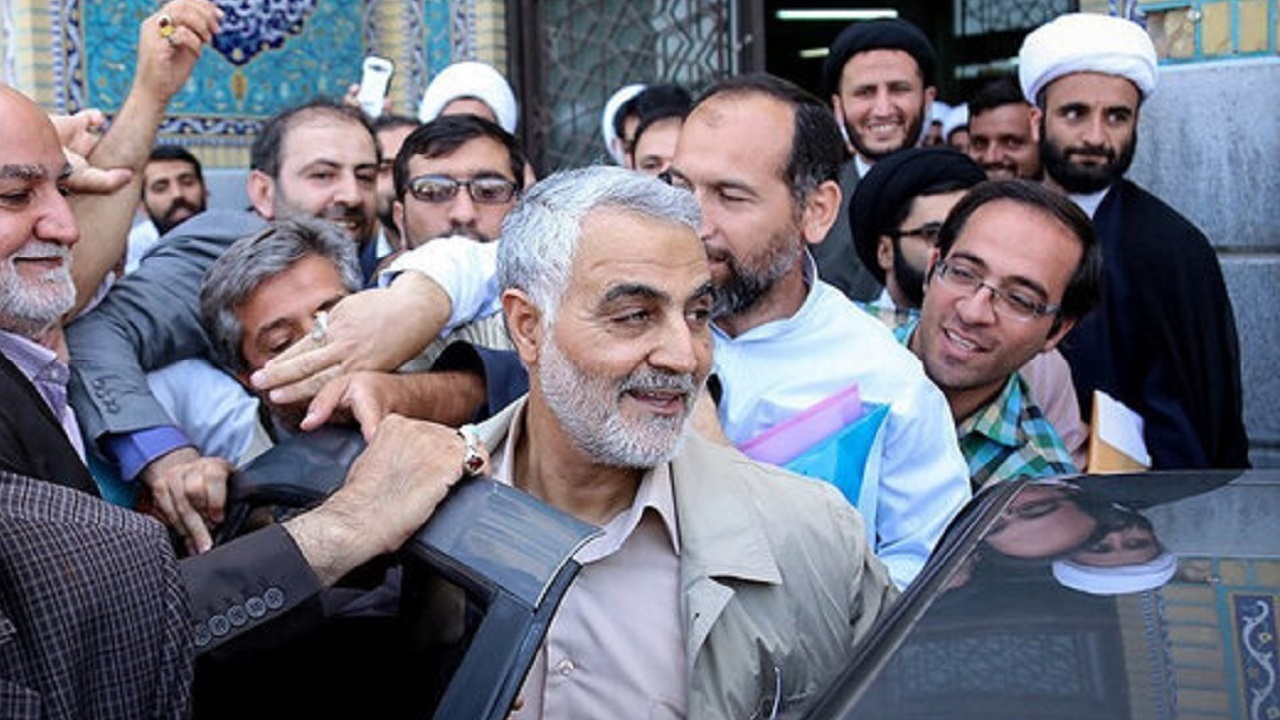 واکنش حاج قاسم در میان خیل عظیم جمعیتی که می خواهند با او سلفی بگیرند