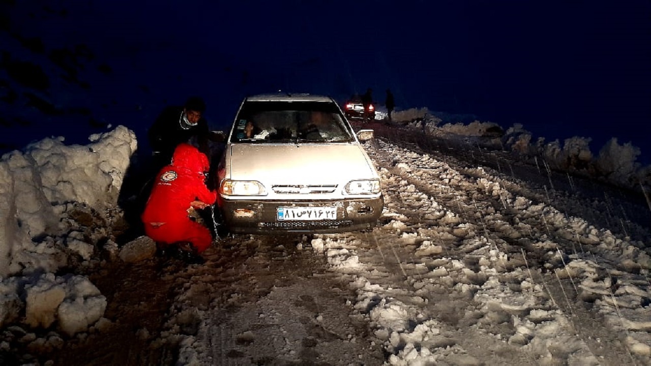 به ۷۵ خودرو گرفتار شده در برف در کوهرنگ امدادرسانی شد