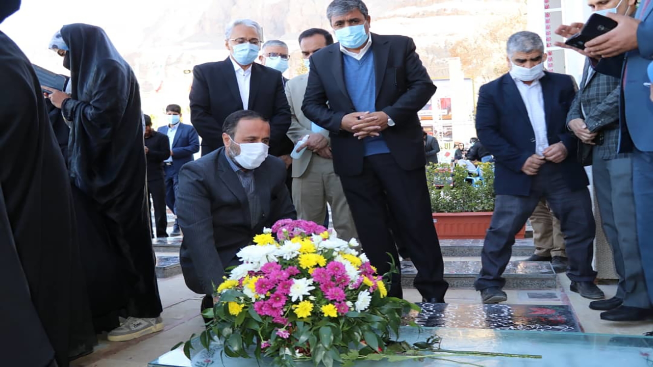 حضور رئیس سازمان نهضت سواد آموزی کشور بر مزار سردار سلیمانی