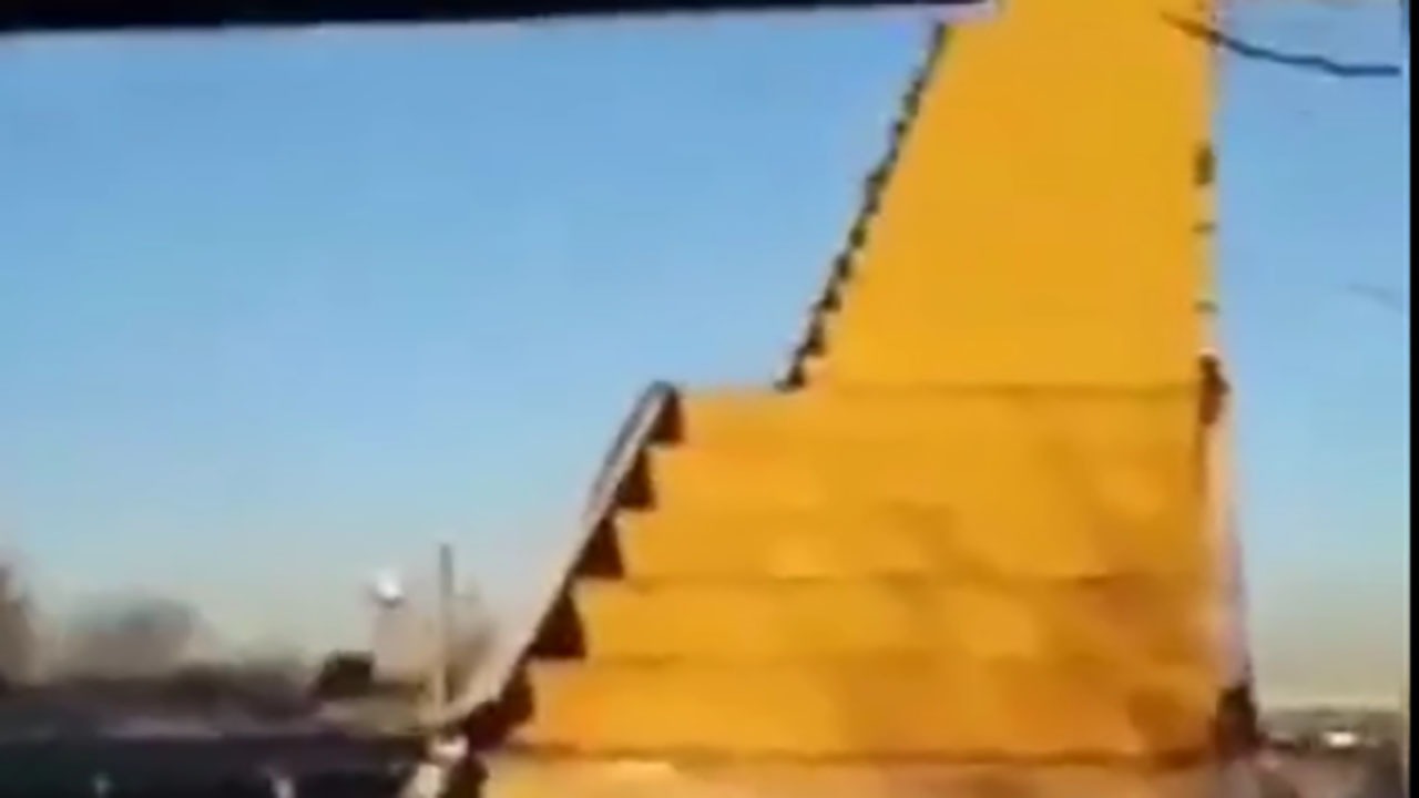 سرقت نرده‌های پل عابر پیاده در بزرگراه آزادگان + فیلم