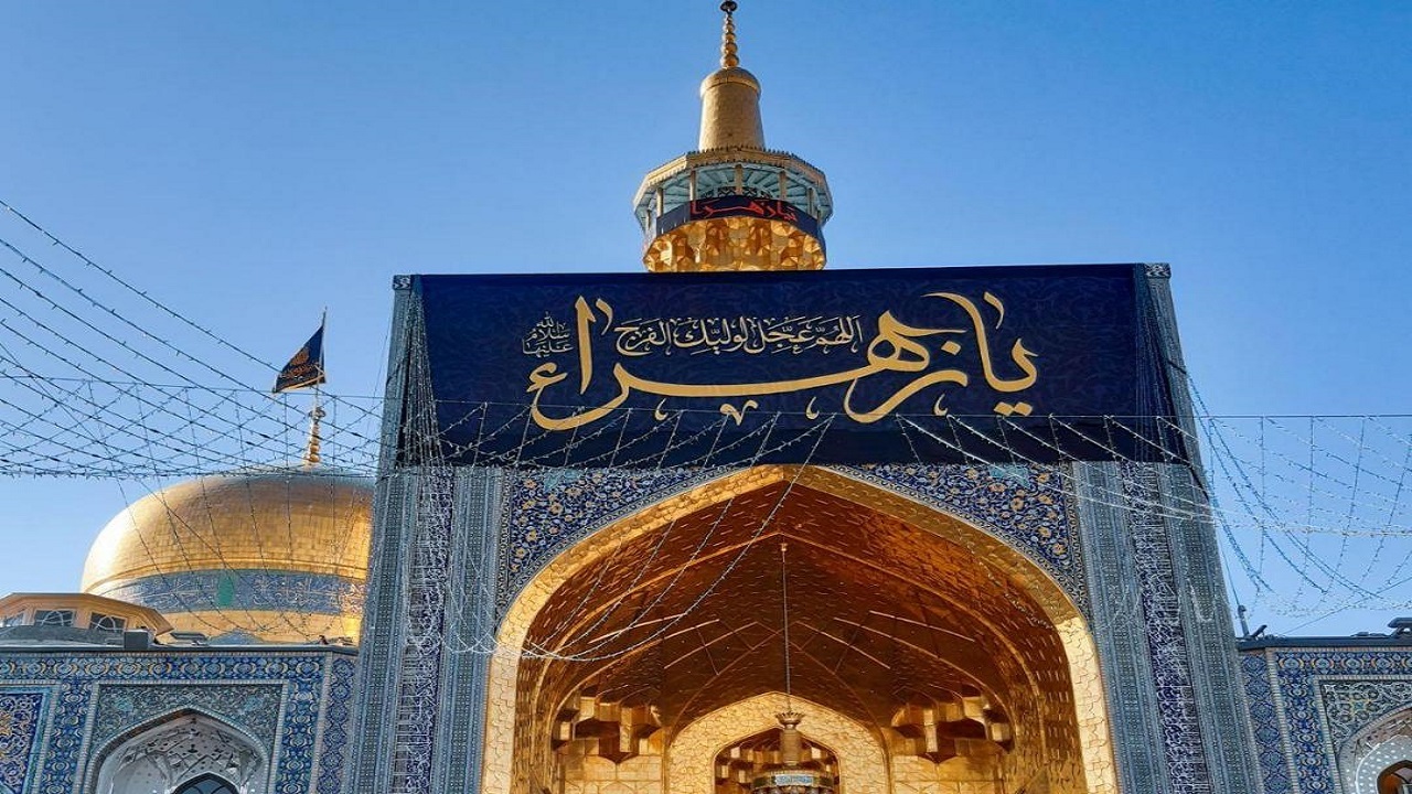 پرچم عزا بر گنبد رضوی برافراشته شد+تصاویر