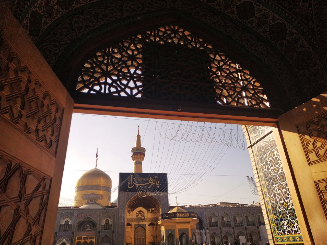 پرچم عزا بر گنبد رضوی برافراشته شد