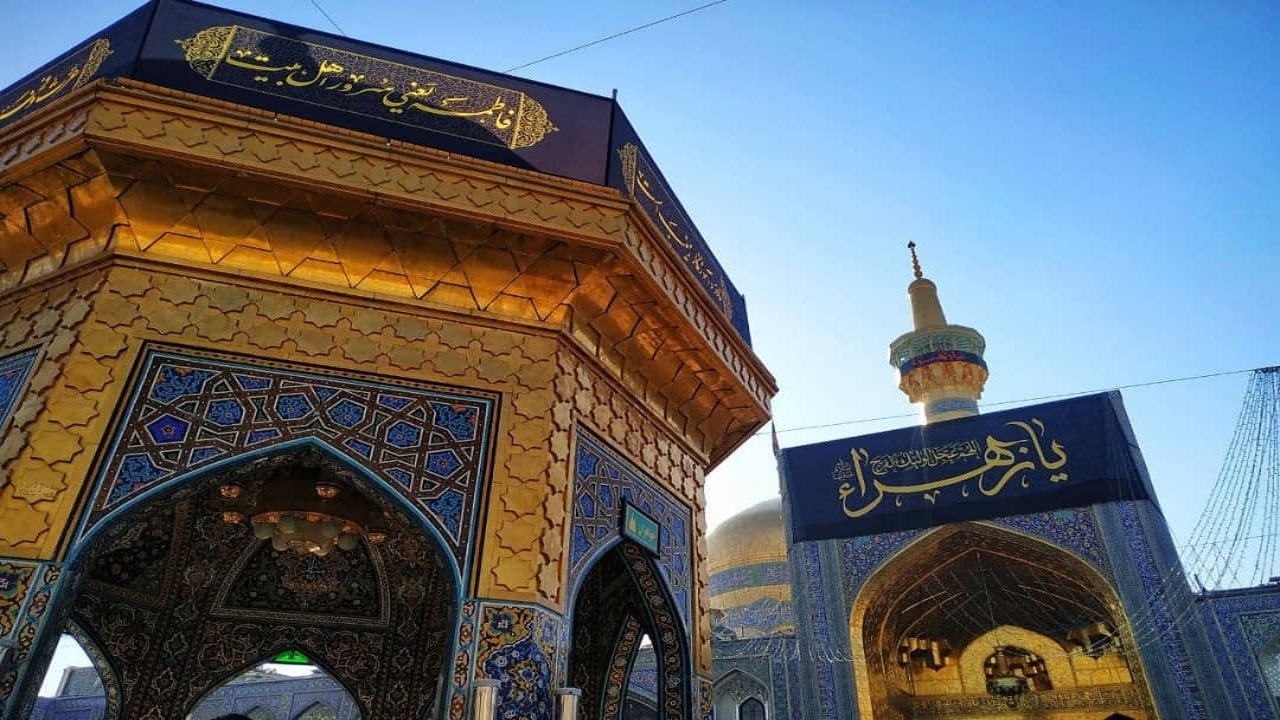 پرچم عزا بر گنبد رضوی برافراشته شد+تصاویر