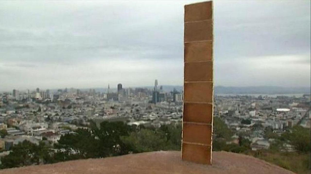 «مونولیت اسرارآمیز» اینبار در شکل نان قندی در تپه‌های سانفرانسیسکو!