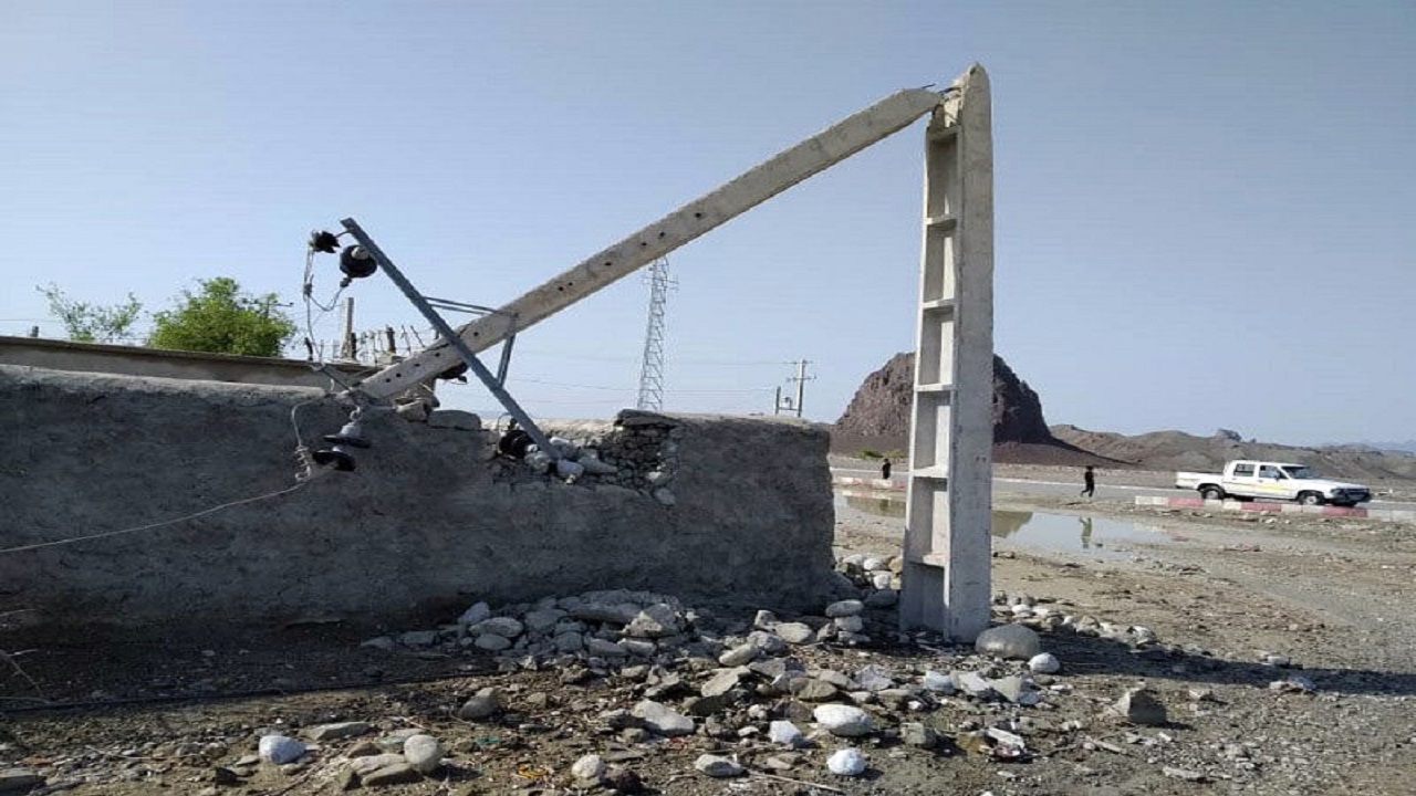 توفان به ۹ اصله تیر برق دلگان خسارت وارد کرد