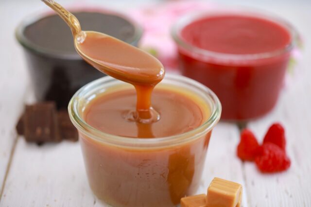 طرز تهیه سس براق یا سس آینه&zwnj;ای فرانسوی برای کاور کیک
