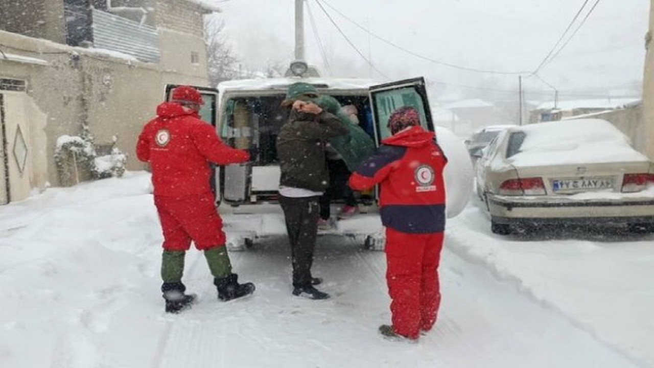 ۱۰۹ خانوار گرفتار در برف محورهای استان سمنان امدادرسانی شدند