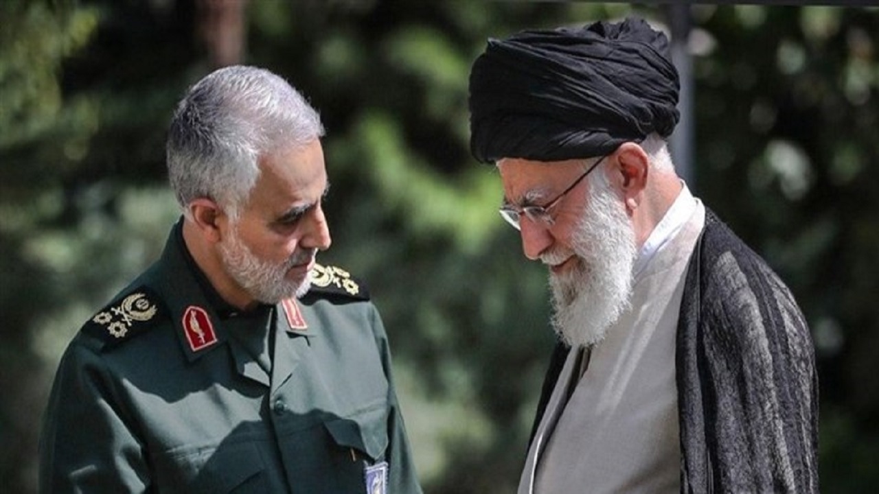 وقتی رهبر انقلاب و شهید سردار سلیمانی، سرزده به مجلس «بله برون» عروس کرمانی رفتند
