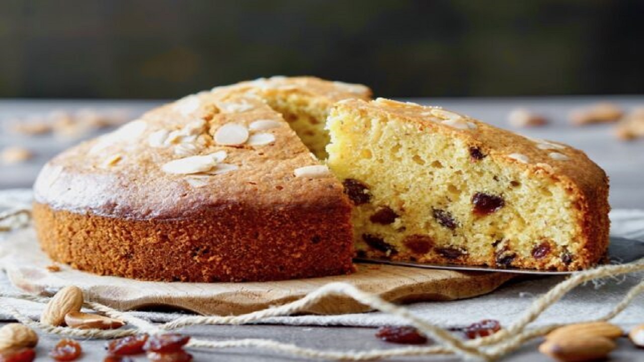 ۲ طرز تهیه کیک کشمشی خانگی در فر و بدون فر در قابلمه
