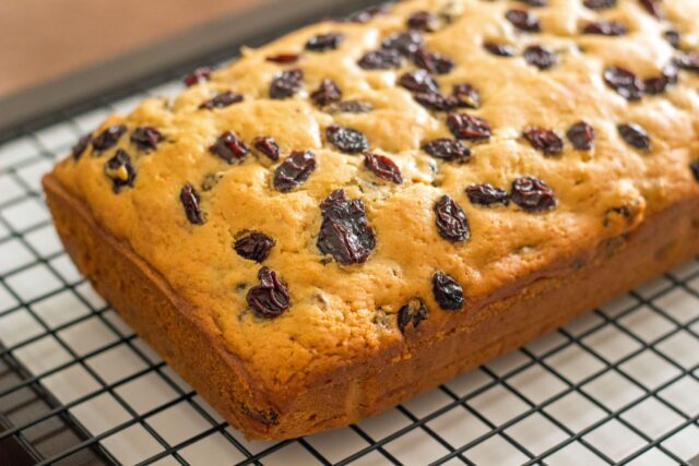 ۲ طرز تهیه کیک کشمشی خانگی در فر و بدون فر در قابلمه