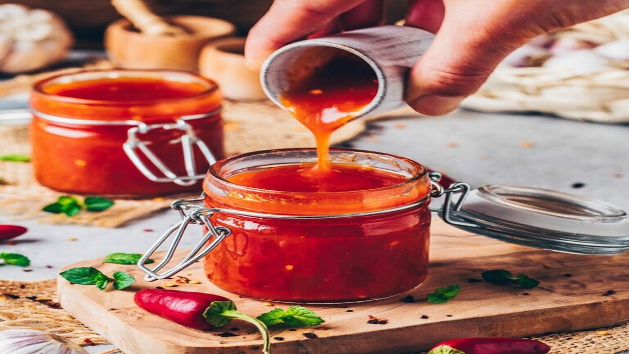 طرز تهیه سس چیلی تند و شیرین تایلندی به همراه فوت و فن‌های تهیه آن