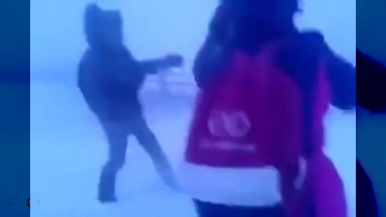 بازگشت دانش آموزان روسی از مدرسه به خانه در سرمای زمستان + فیلم