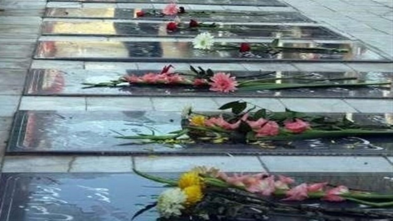 عطرافشانی گلزار شهدای بوشهر در سالگرد حماسه ۹ دی