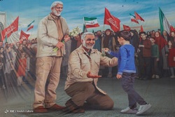رونمایی از مجسمه «زانو زنندگان برابر ایران» در میدان انقلاب