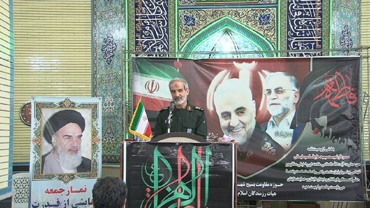 دشمن بر خواص بی‌بصیرت تمرکز می‌کند