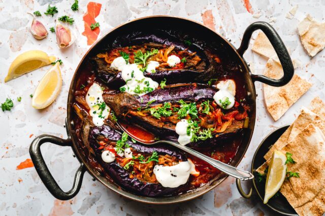 طرز تهیه غذای ترکیه&zwnj;ای ایمام بایلدی؛ بادمجان شکم پر ترکیه&zwnj;ای