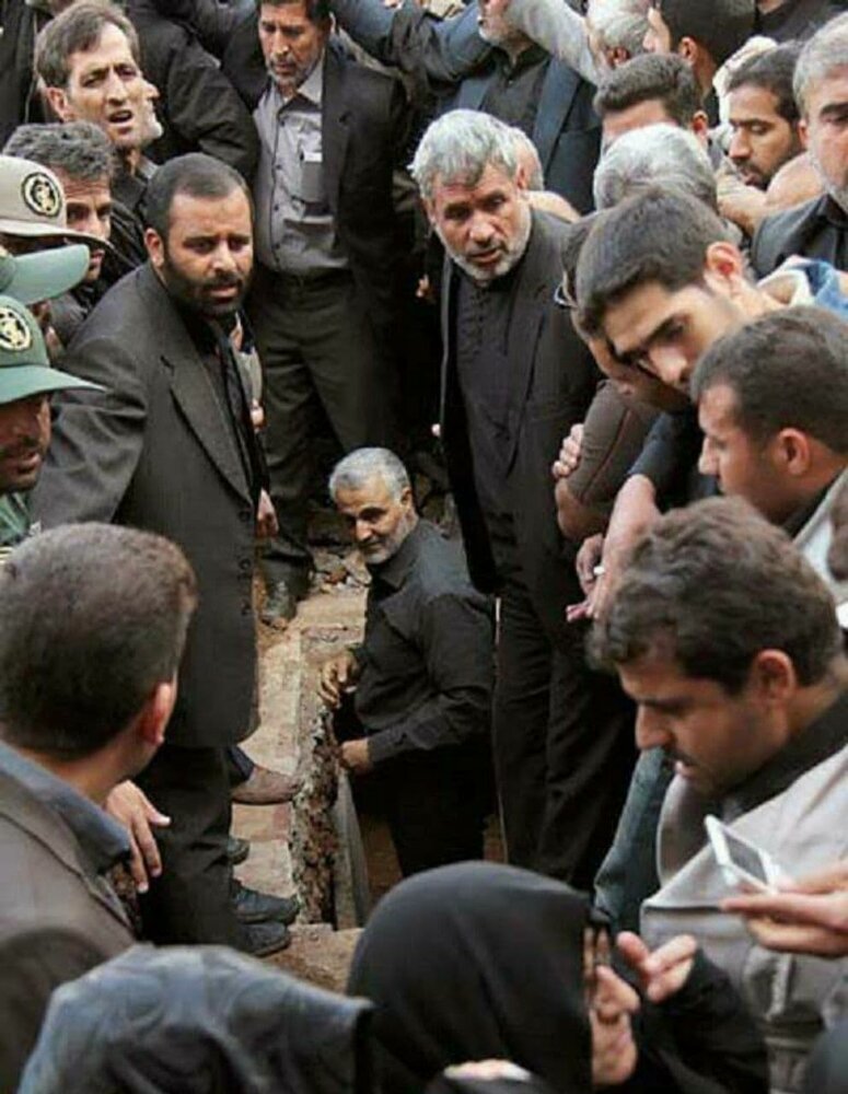 وقتی سردار سلیمانی پای شهید جمالی را بوسید!