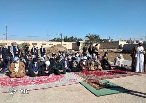 صفوف نماز جماعت در کوی مشروطه سوسنگرد تشکیل می&zwnj;شوند