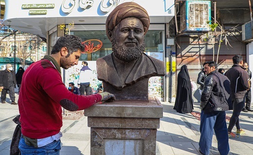 نصب سردیس شهدای قم در پیاده&zwnj;راه انقلاب +تصاویر