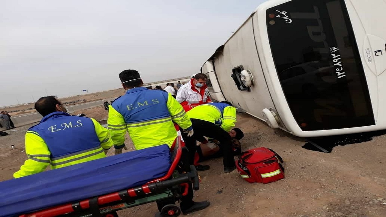 آخرین وضعیت مصدومان حادثه برخورد اتوبوس با گاردریل + آمار
