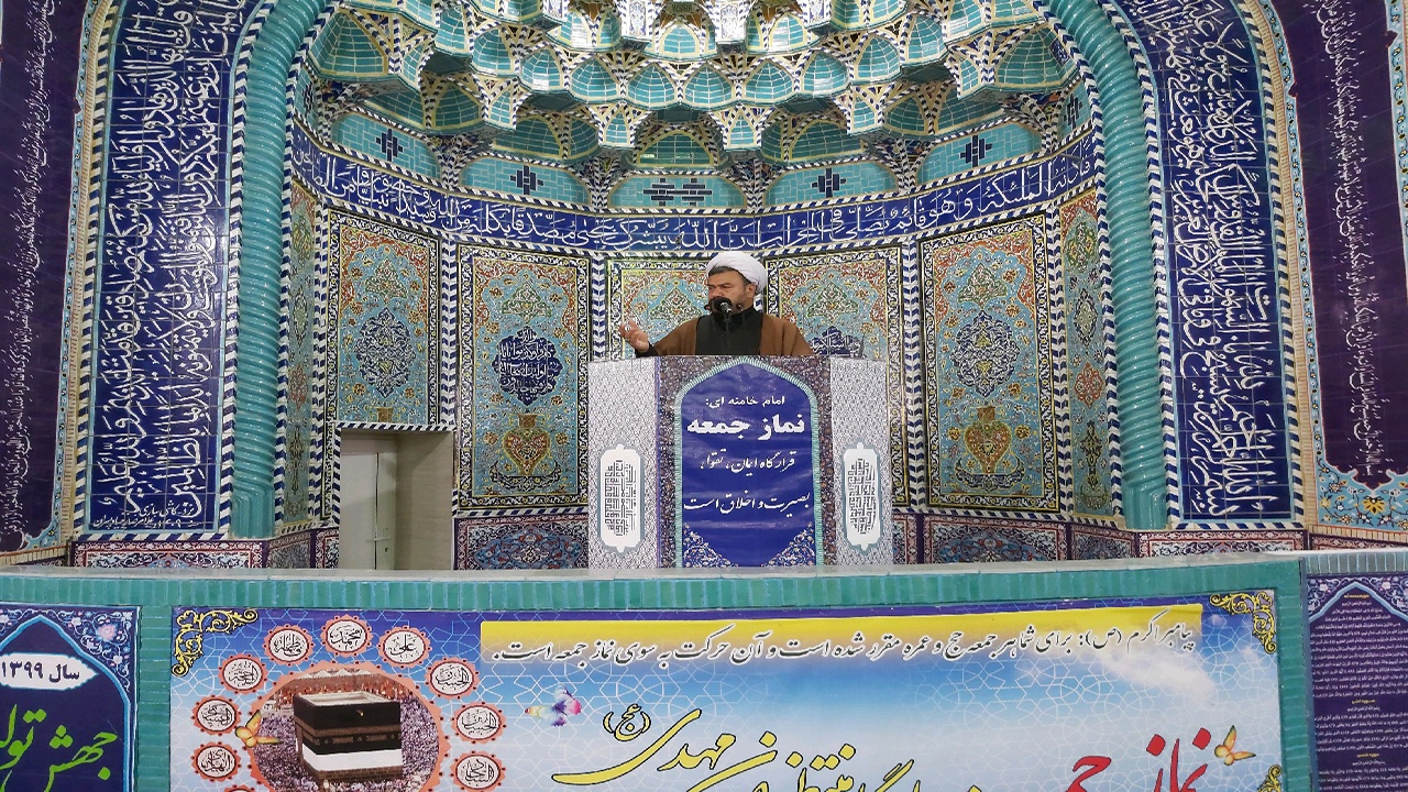 با روحیه دلدادگی به انقلاب، مواضعمان را حکیمانه کنیم
