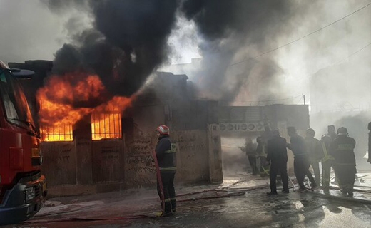 آتشسوزی گسترده در انبار مواد شیمیایی کرمانشاه آتشسوزی گسترده در انبار مواد شیمیایی کرمانشاه