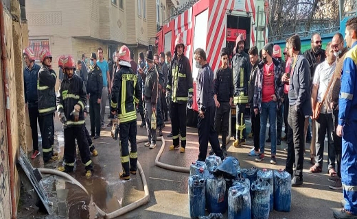 آتشسوزی گسترده در انبار مواد شیمیایی کرمانشاه آتشسوزی گسترده در انبار مواد شیمیایی کرمانشاه