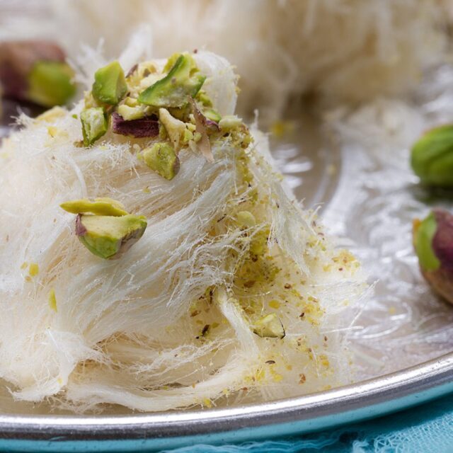 طرز تهیه پشمک خانگی ساده و زعفرانی در قابلمه و بدون دستگاه به روش بازاری