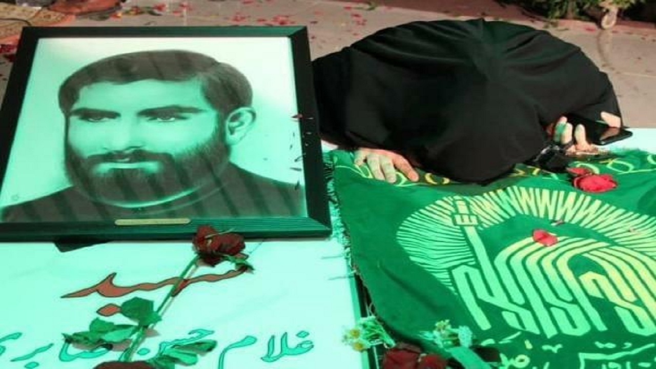 مادر شهید صابری پس از ۳۵ سال مزار فرزندش را در آغوش گرفت