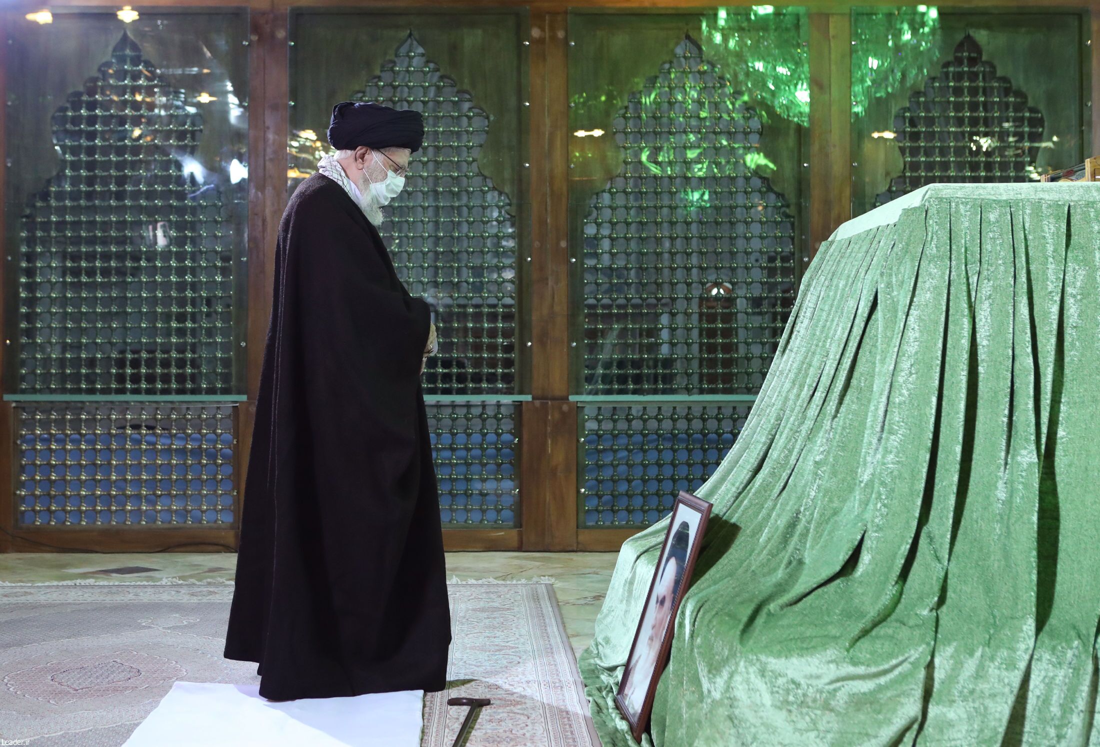 رهبر انقلاب در مرقد امام خمینی (ره) و گلزار شهدا حضور یافتند