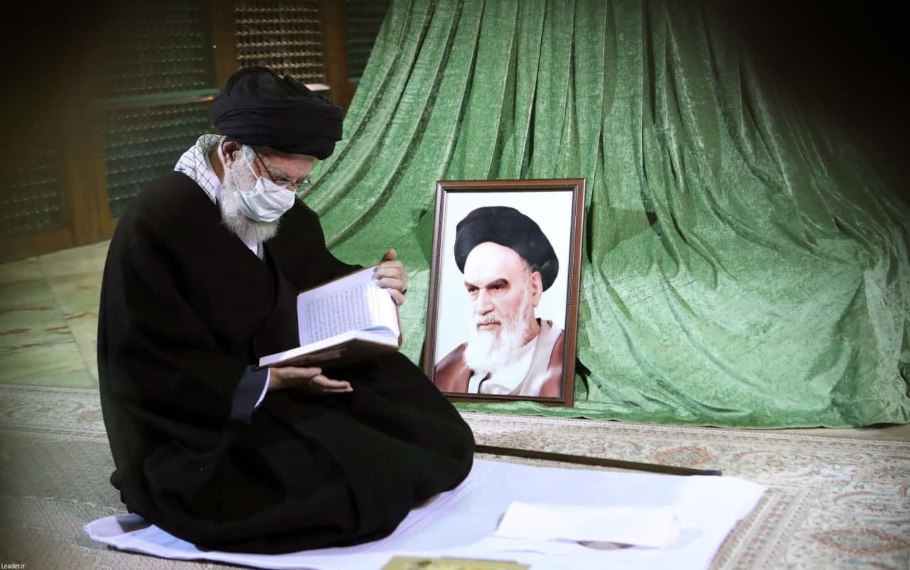 رهبر انقلاب در مرقد امام خمینی (ره) و گلزار شهدا حضور یافتند