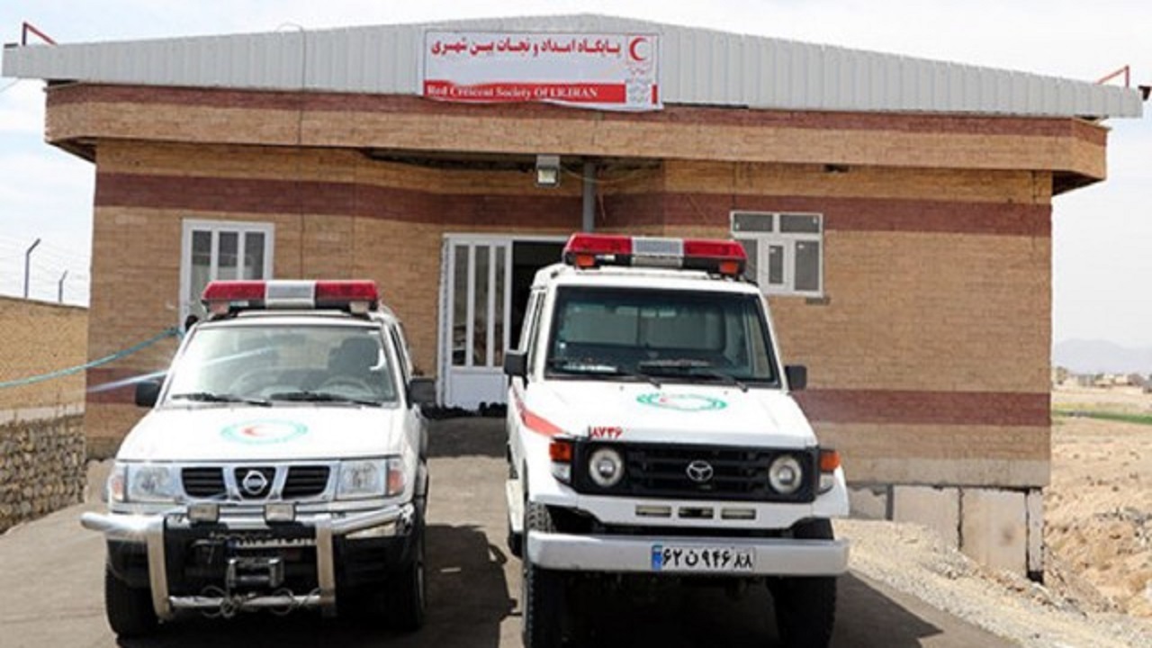 امدادرسانی نجاتگران پایگاه گرمک به مصدومان ناشی از برخورد دو خودرو