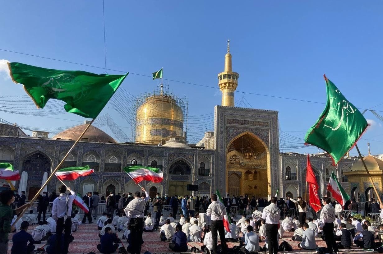 نخستین روز دهه فجر در حرم