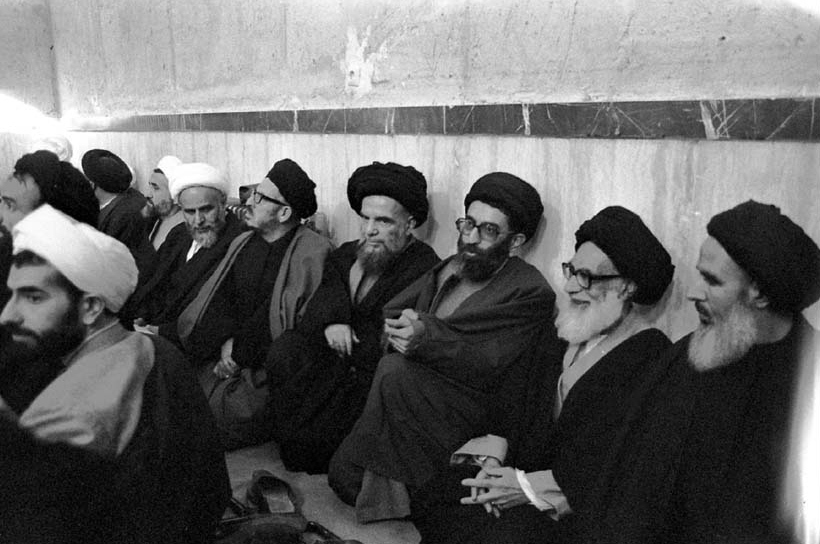 از جنگ بدون اسلحه تا زندگی در تبعید/ رهبری که وقتی منبر را از او می&zwnj;گرفتند، روی زمین می&zwnj;نشست
