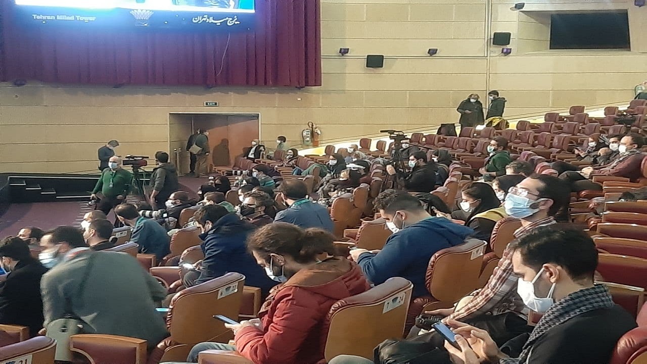طفره رفتن عوامل از پاسخ به طعنه‌های سیاسی فیلم/ دلیل جدایی شهاب حسینی از «بی همه چیز» مشخص شد