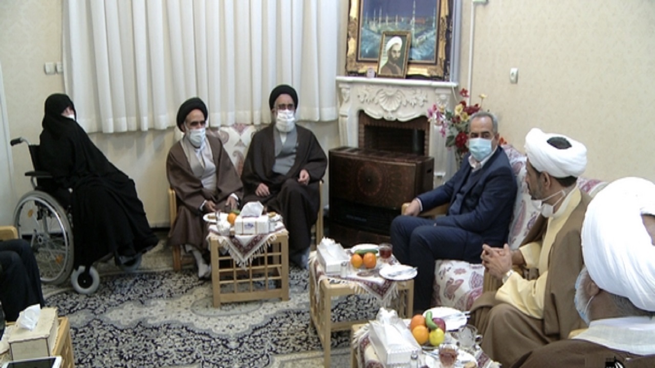 استاندار و امام جمعه قم با خانواده شهید اوسطی دیدار کردند