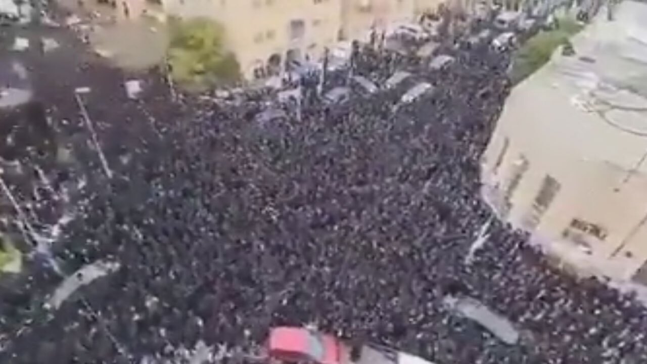 تجمع گسترده صهیونیست‌ها در مراسم تشییع جنازه یک خاخام، بدون رعایت فاصله گذاری اجتماعی + فیلم